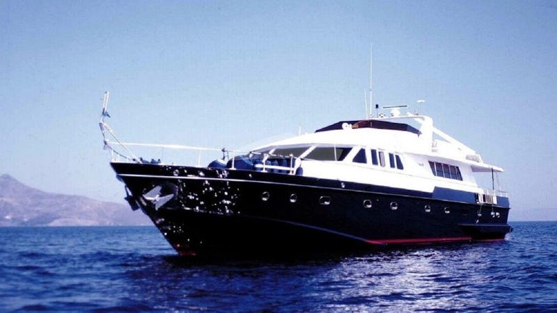 Yacht Charter OH QUE LUNA