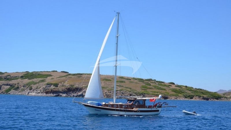 Yacht Charter AERAS