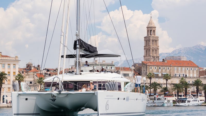 Yacht Charter ARCTIC QUEEN