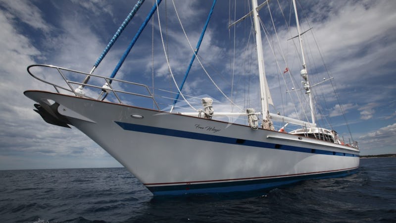 Yacht Charter FREE WINGS