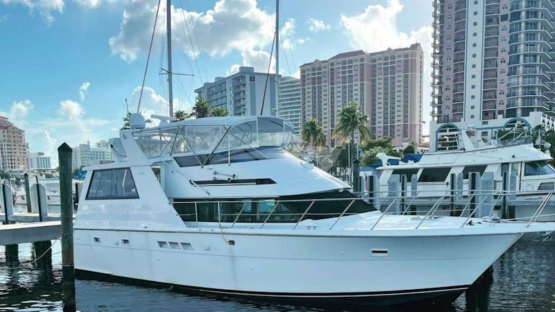 Yacht Charter DIVINE