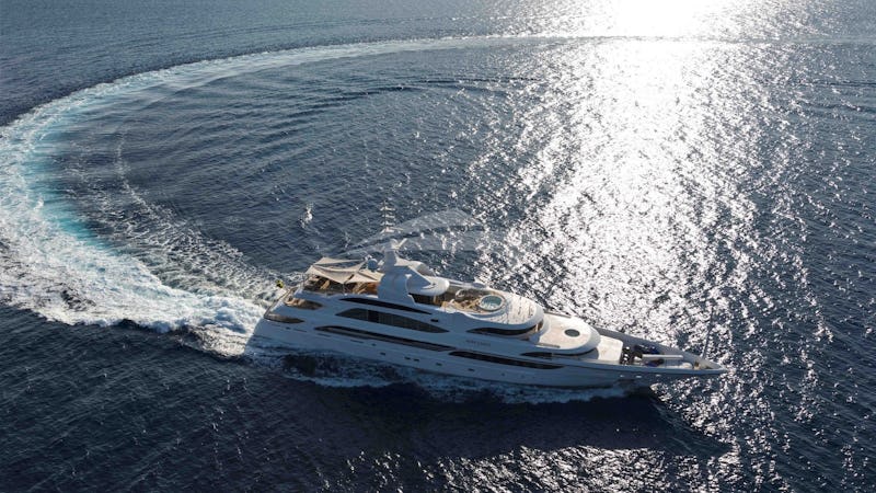 Yacht Charter LUMIERE