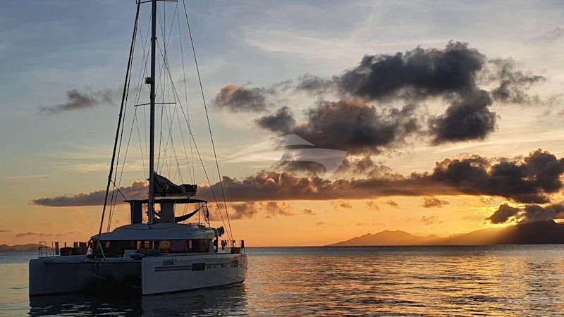 Yacht Charter CHAMPAGNE