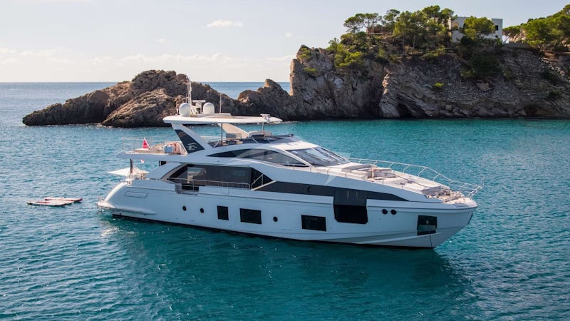 Yacht Charter AKAMA