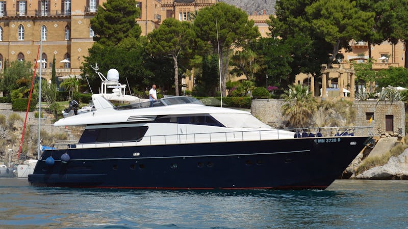 Yacht Charter OLINDA DOS