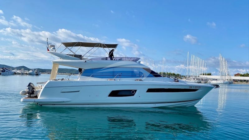 Yacht Charter FLY FLORIA