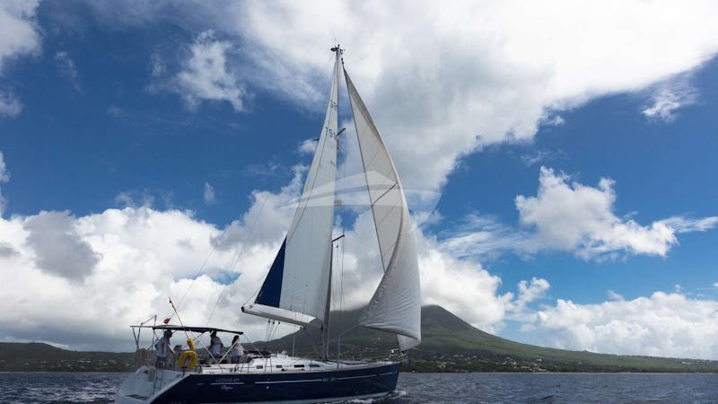 Yacht Charter HALF TIDY