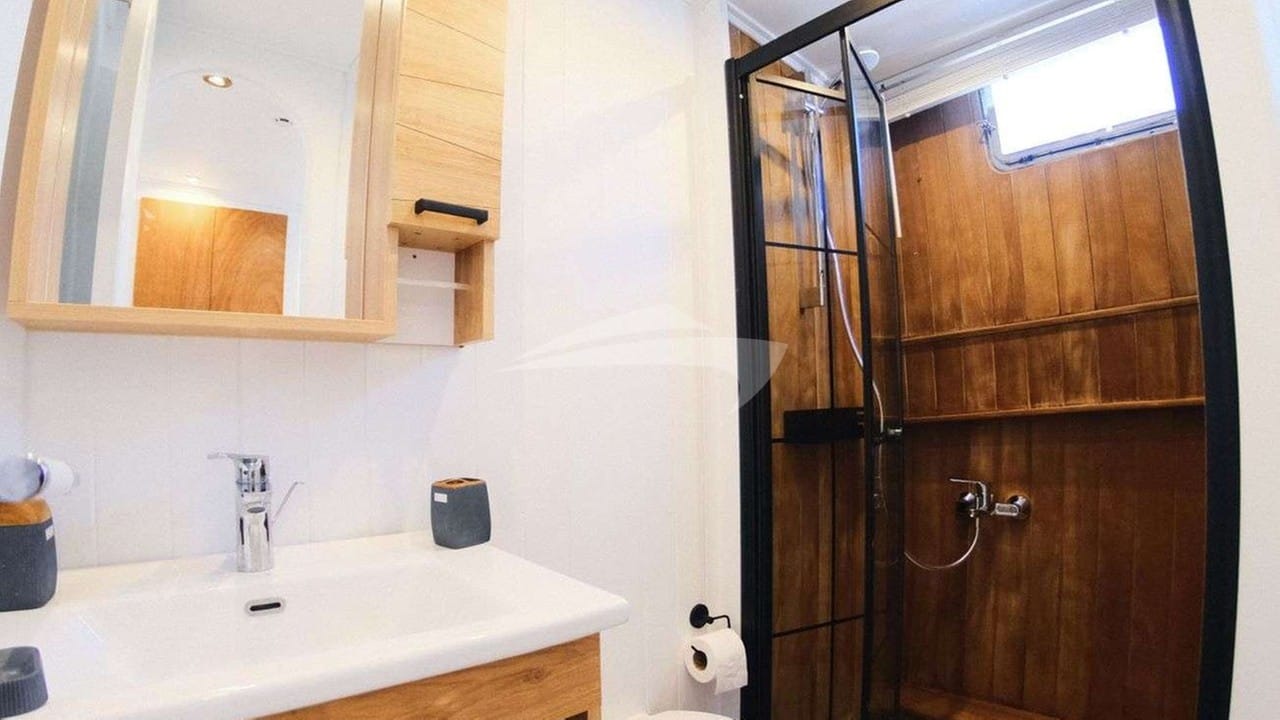 Standard cabin bathroom