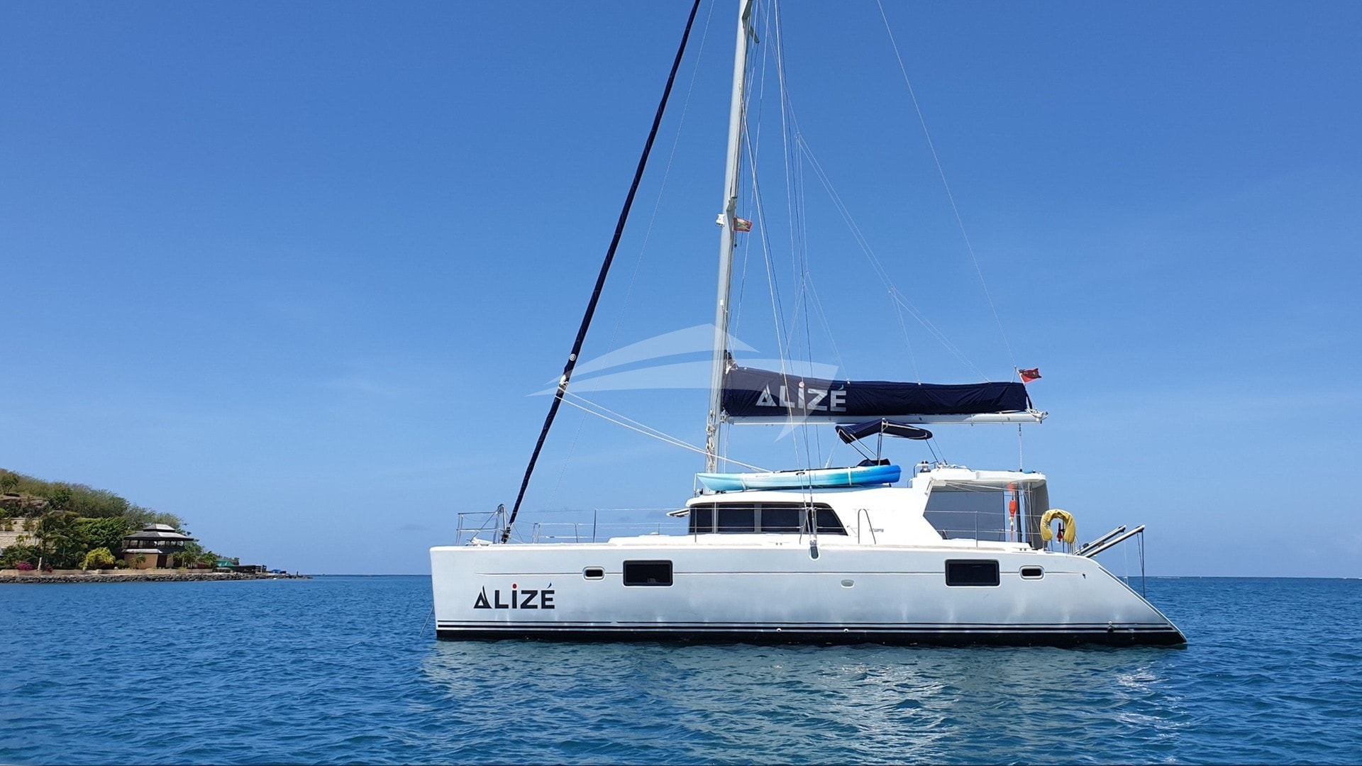 ALIZÉ anchored out