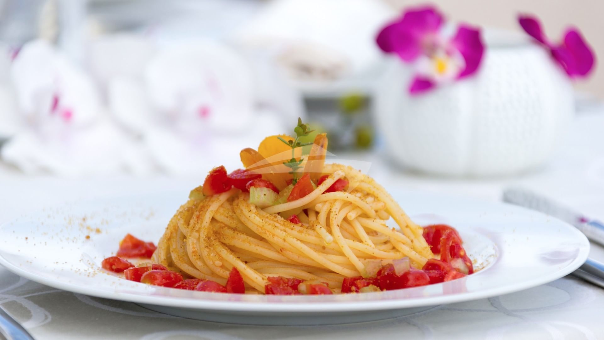 Linguine with fresh chopped tomatoes