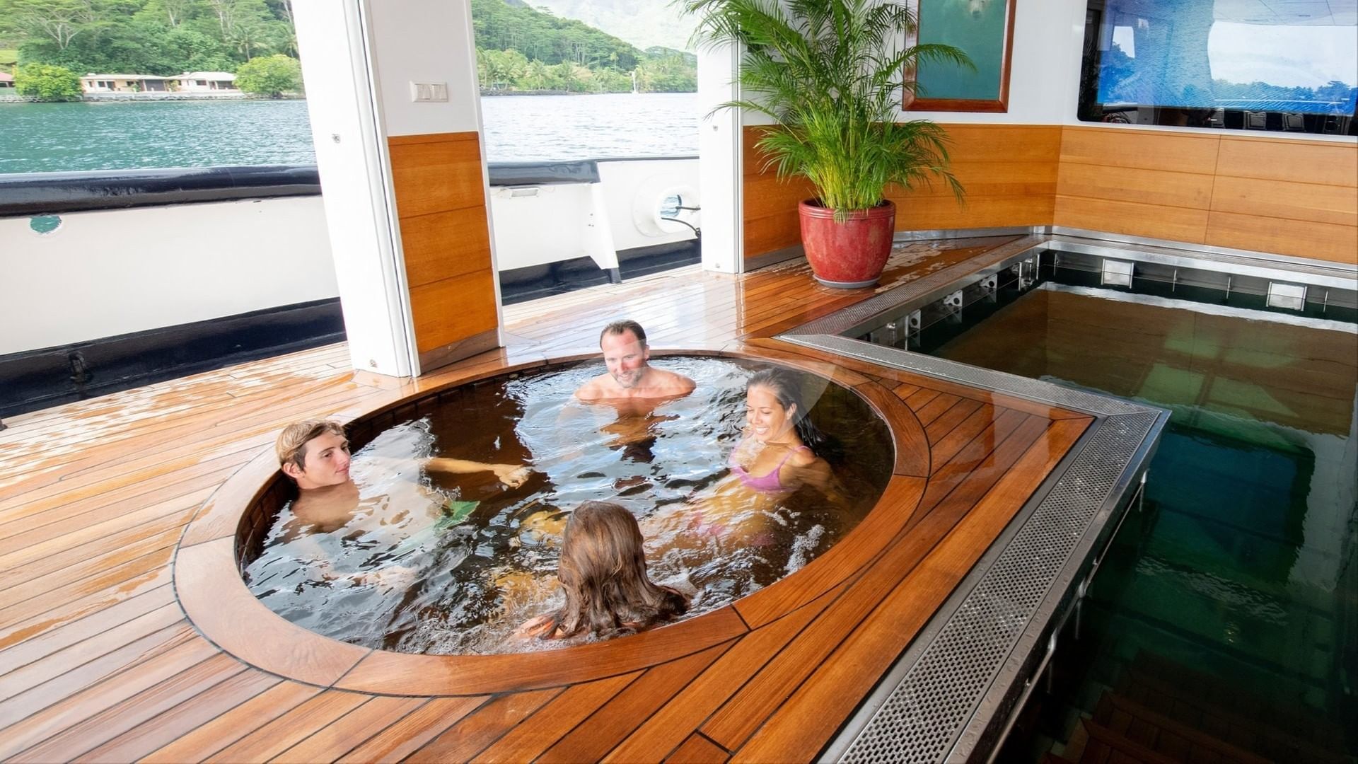 Deck Jacuzzi