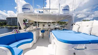 Flybridge bar