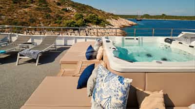 Deck Jacuzzi