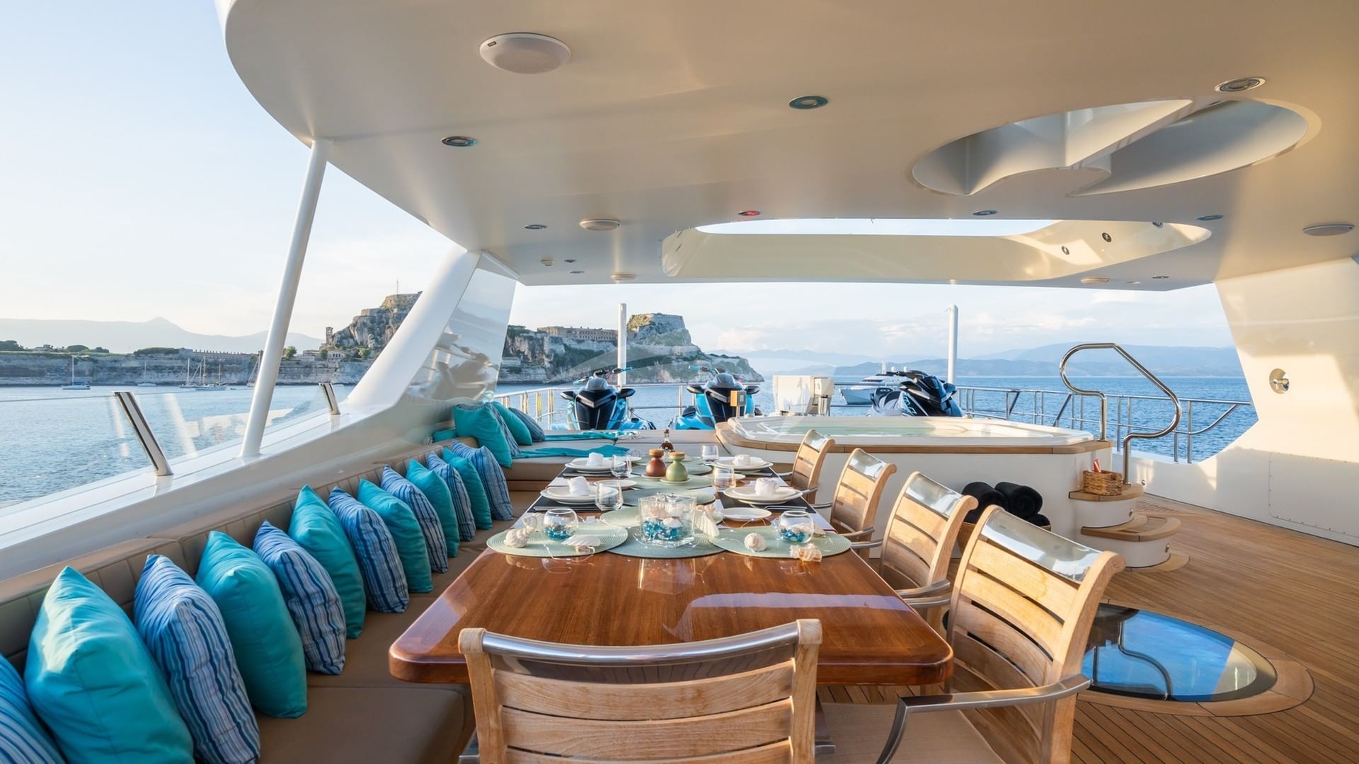 Al fresco dining on sundeck