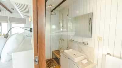 SUITE ROOM BATHROOM