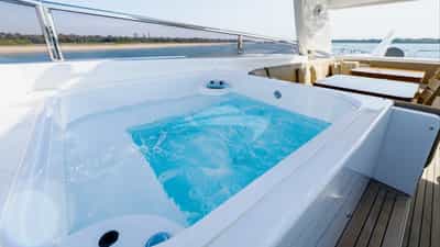 Jacuzzi Flybridge