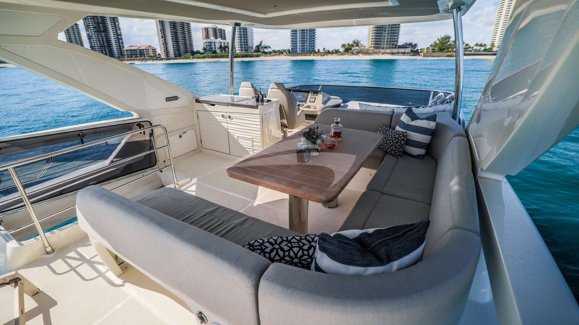 Flybridge Alfresco Dining / Lounge Area