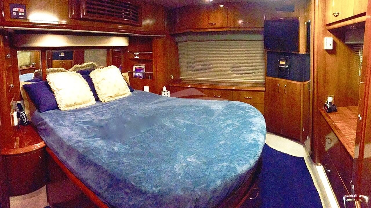 Master aft queen suite