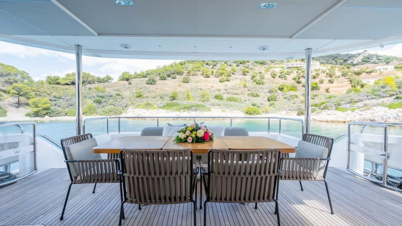 Main deck shaded dining