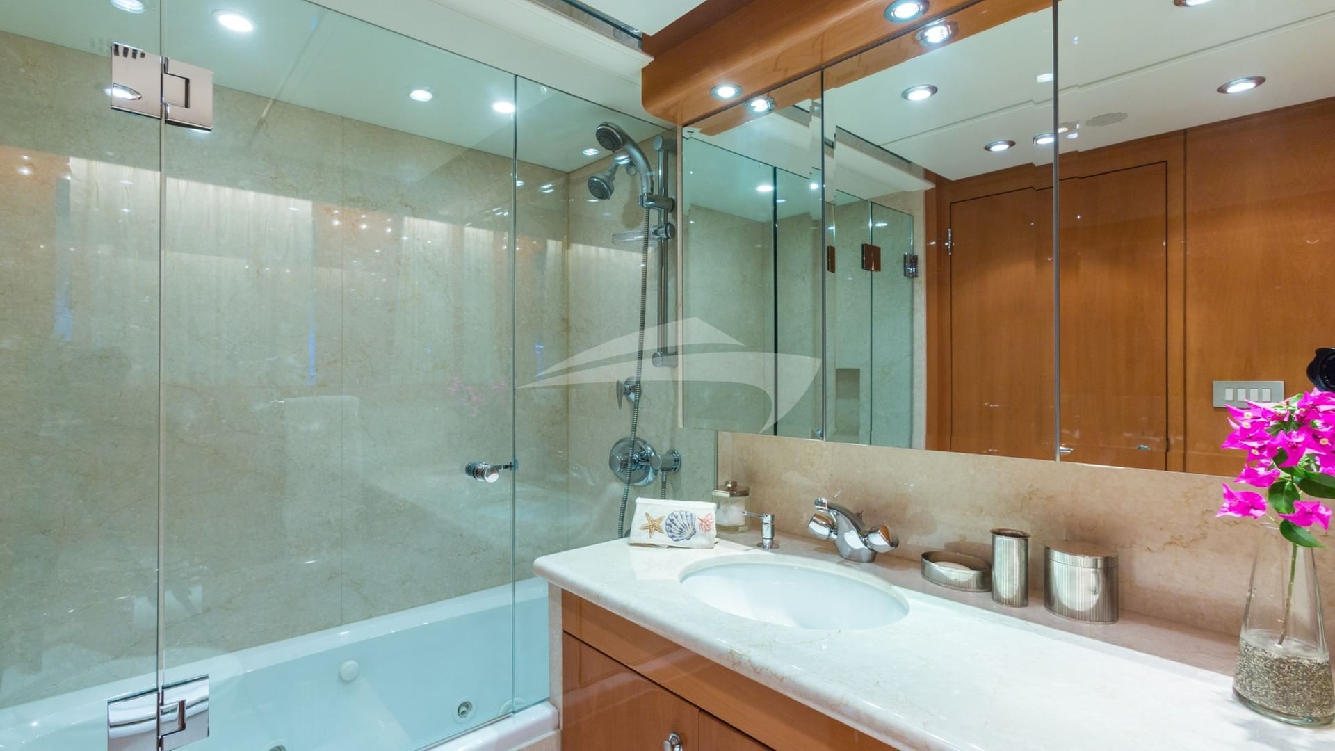 Twin Ensuite With Jacuzzi Tub