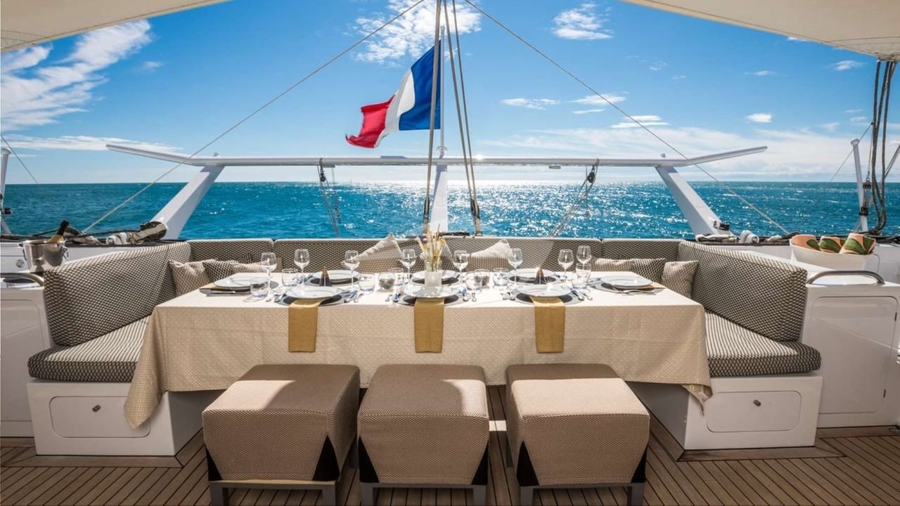 MAGIC CAT - Aft Deck