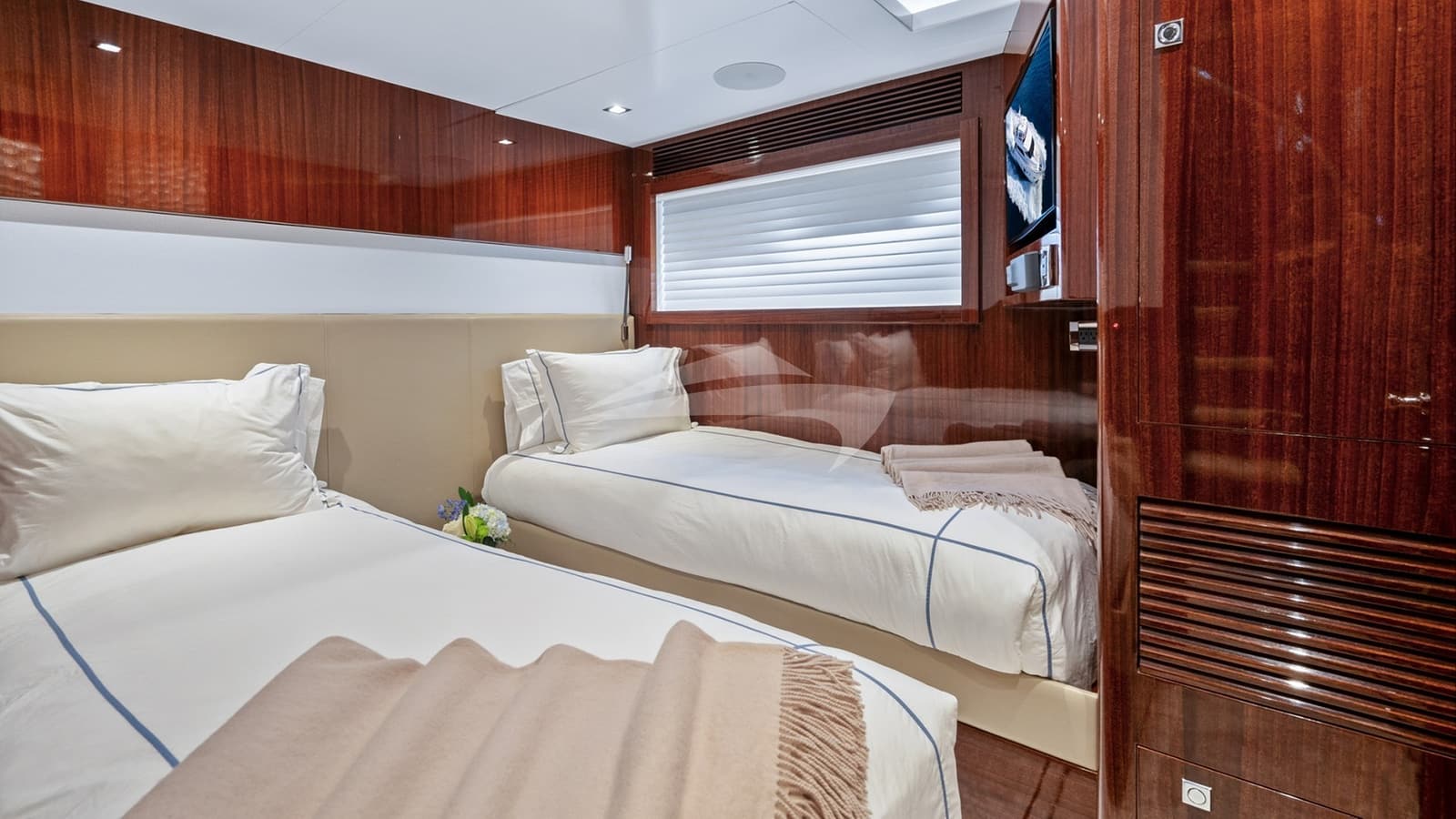 PILOT LOUNGE, photo from the yacht portfolio 18