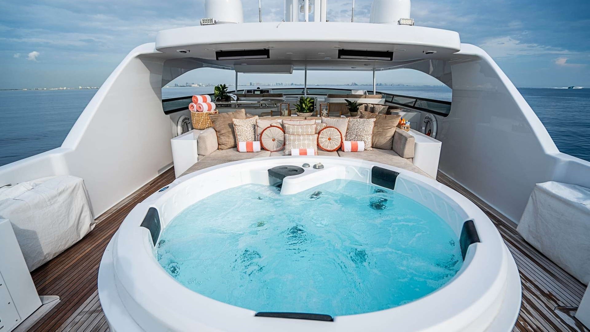 Flybridge with Jacuzzi