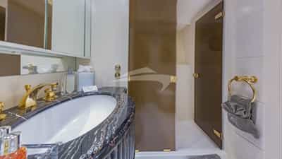 Starboard Guest Queen Stateroom Ensuite bathroom