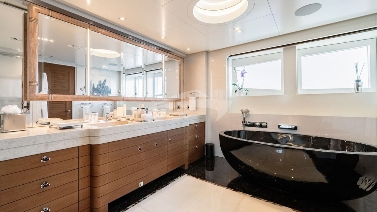 Master en suite with shower and bath