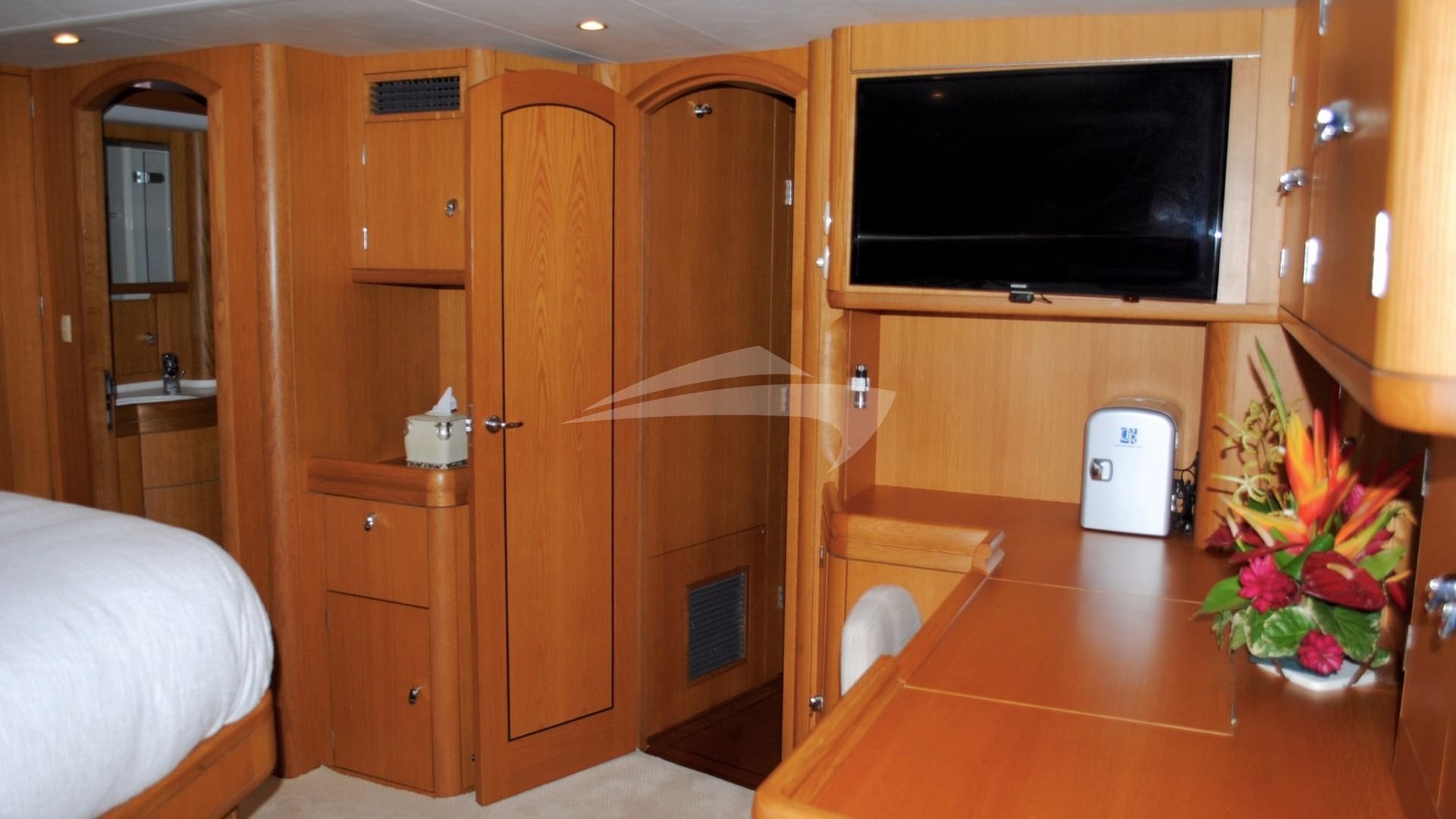 Master suite dressing area