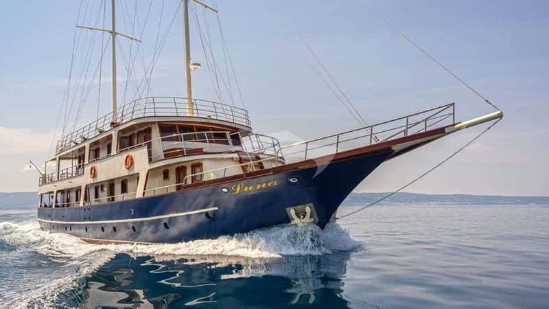LUNA 33m motor yacht charter