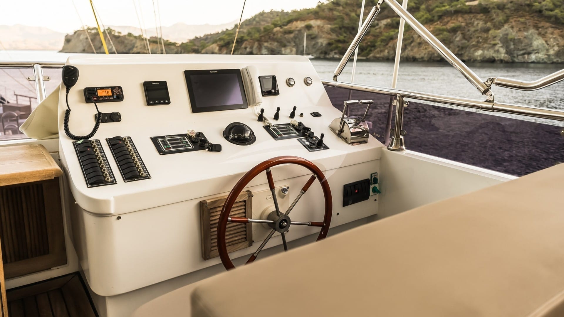 Flybridge Cockpit