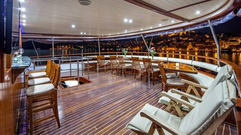 Upper Aft Deck Dining / Lounge Area