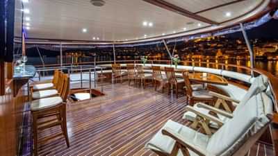 Upper Aft Deck Dining / Lounge Area