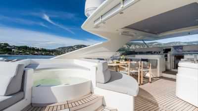 Deck Jacuzzi