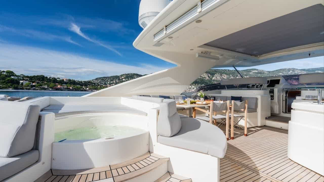 Deck Jacuzzi
