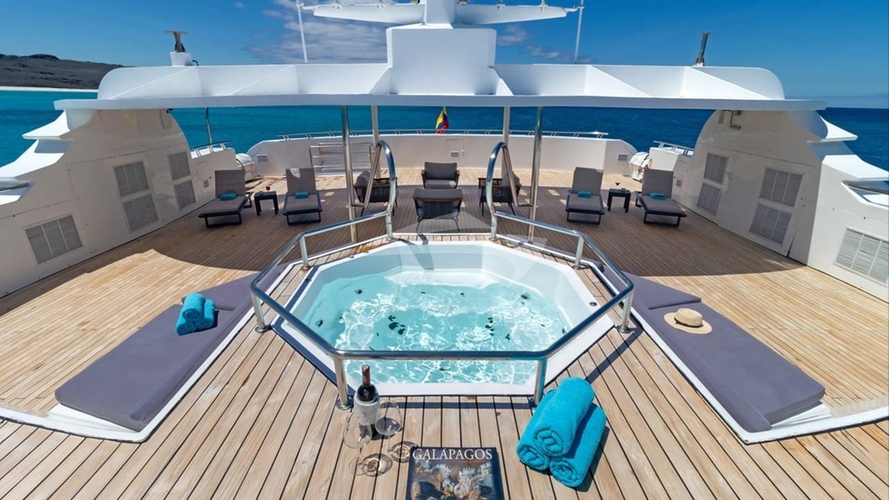 Sundeck jacuzzi