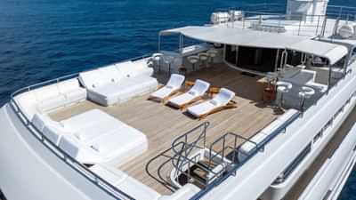 Sundeck aft