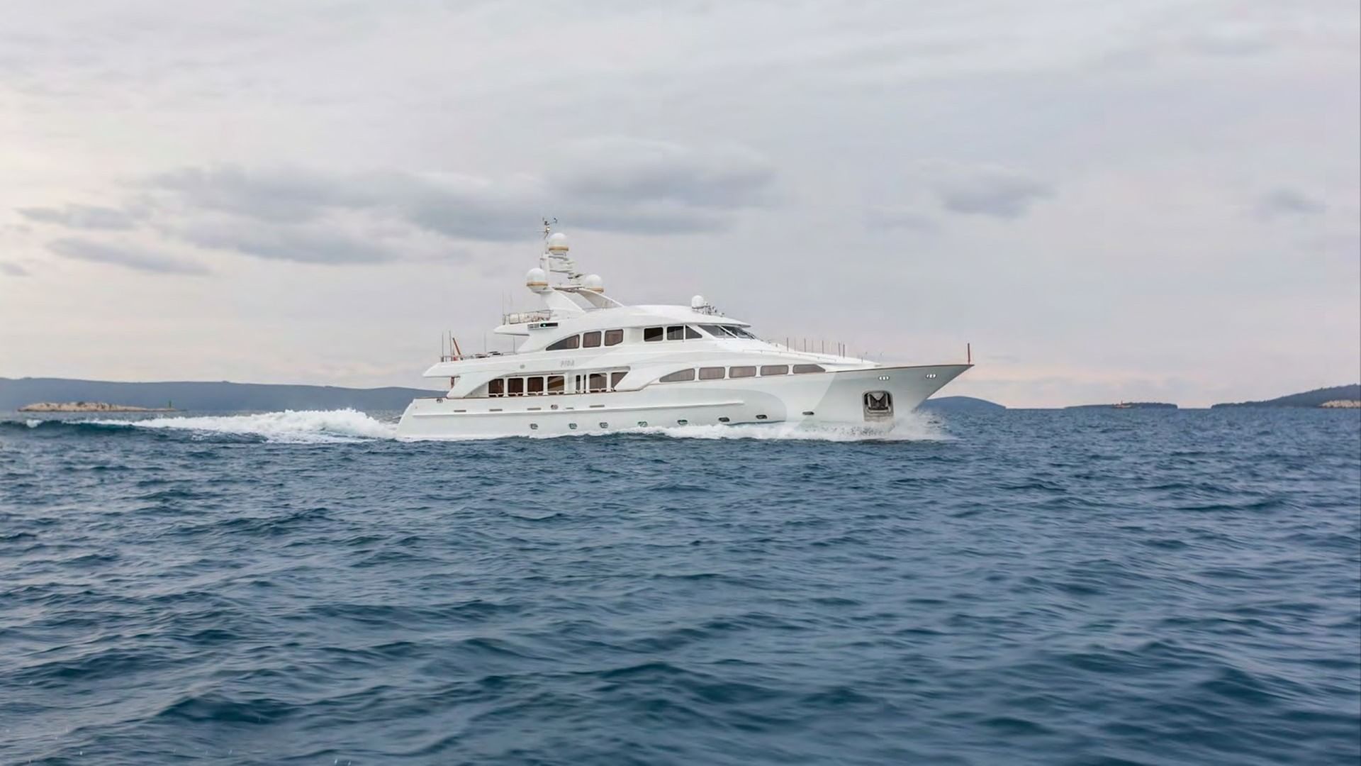 Side profile underway