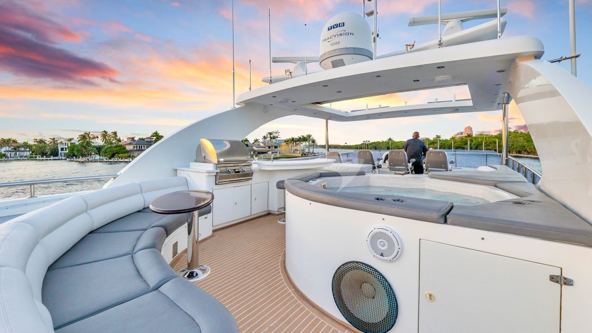 Flybridge with Jacuzzi