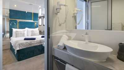 Double Stateroom Bathroom - Main Deck 1C