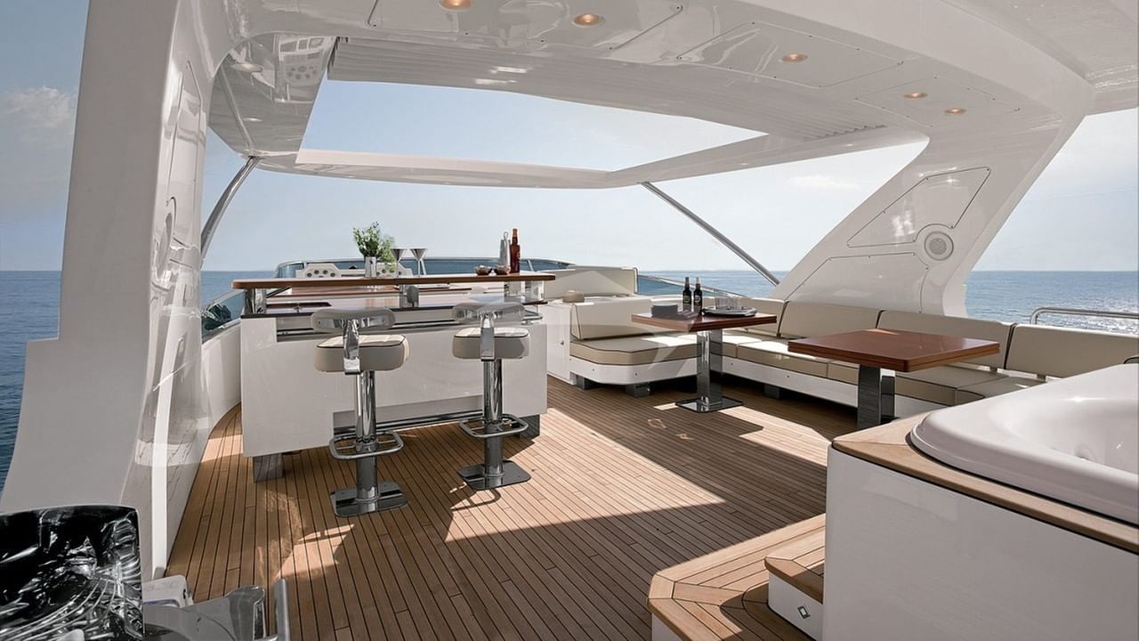 Sundeck, Jacuzzi and bar
