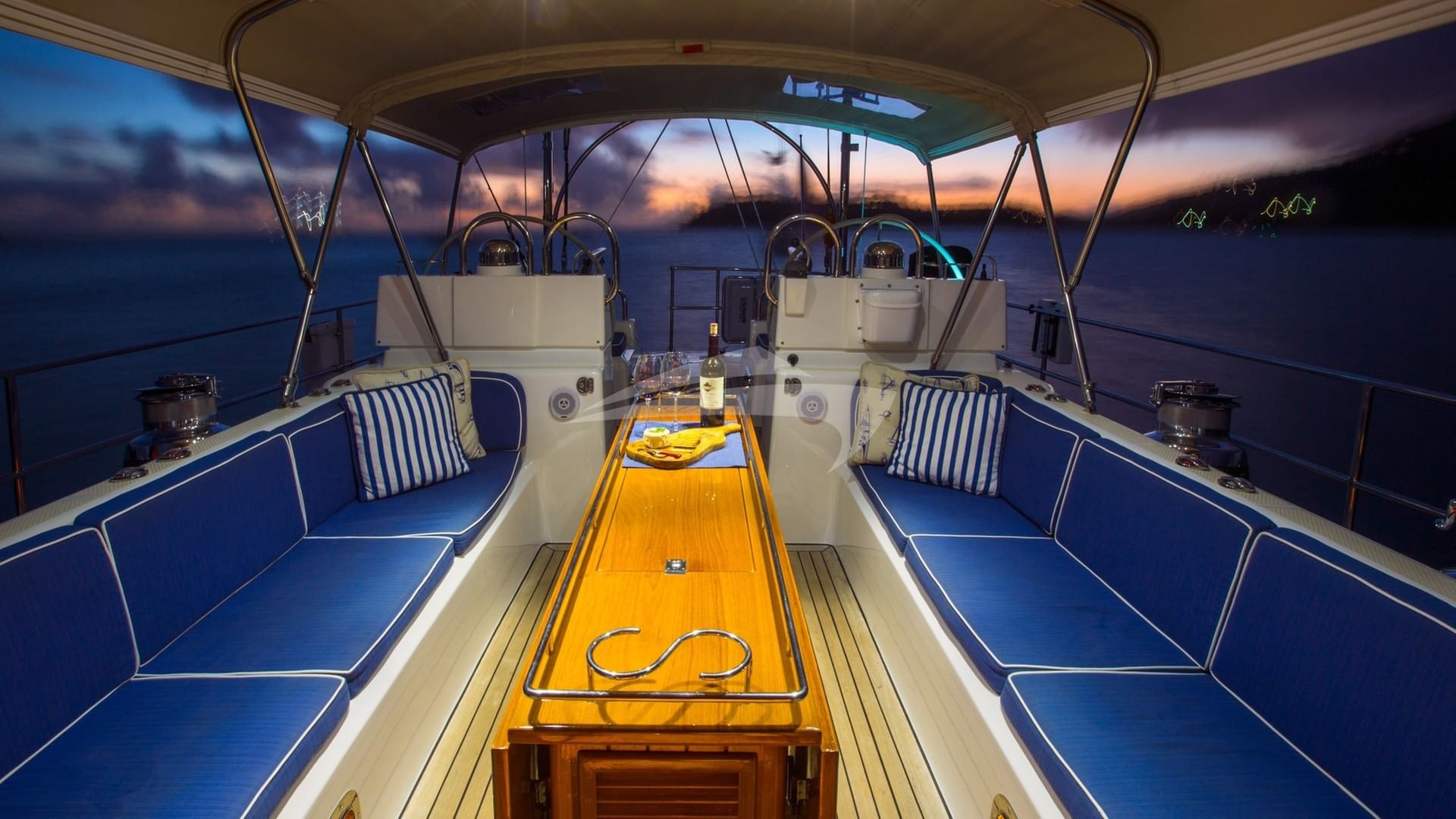 Large cockpit table for alfresco dining
