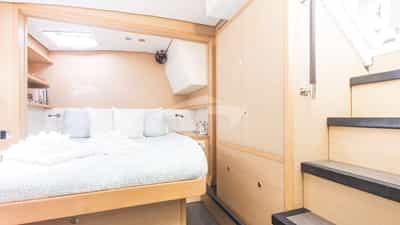 Queen guest cabin