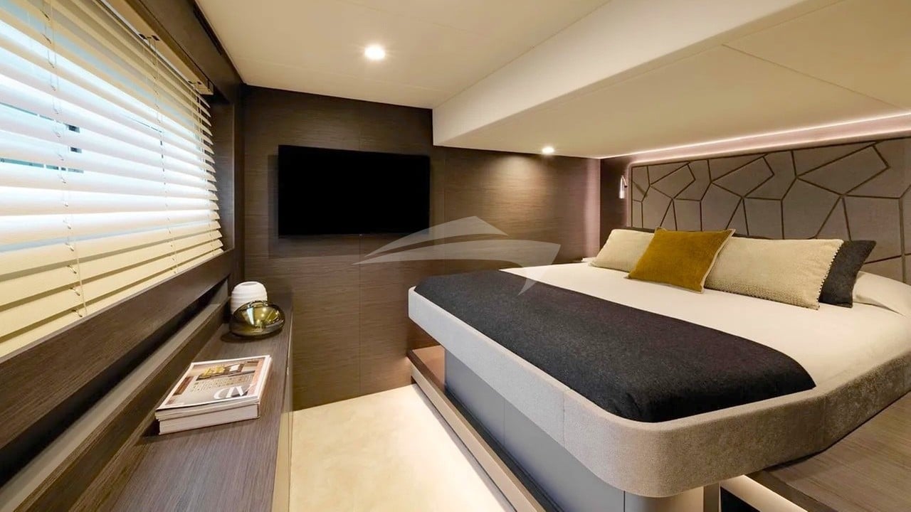 Queen berth guest suite