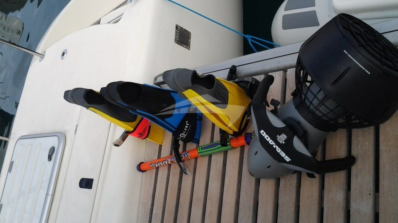 Snorkelling gear and underwater scooter