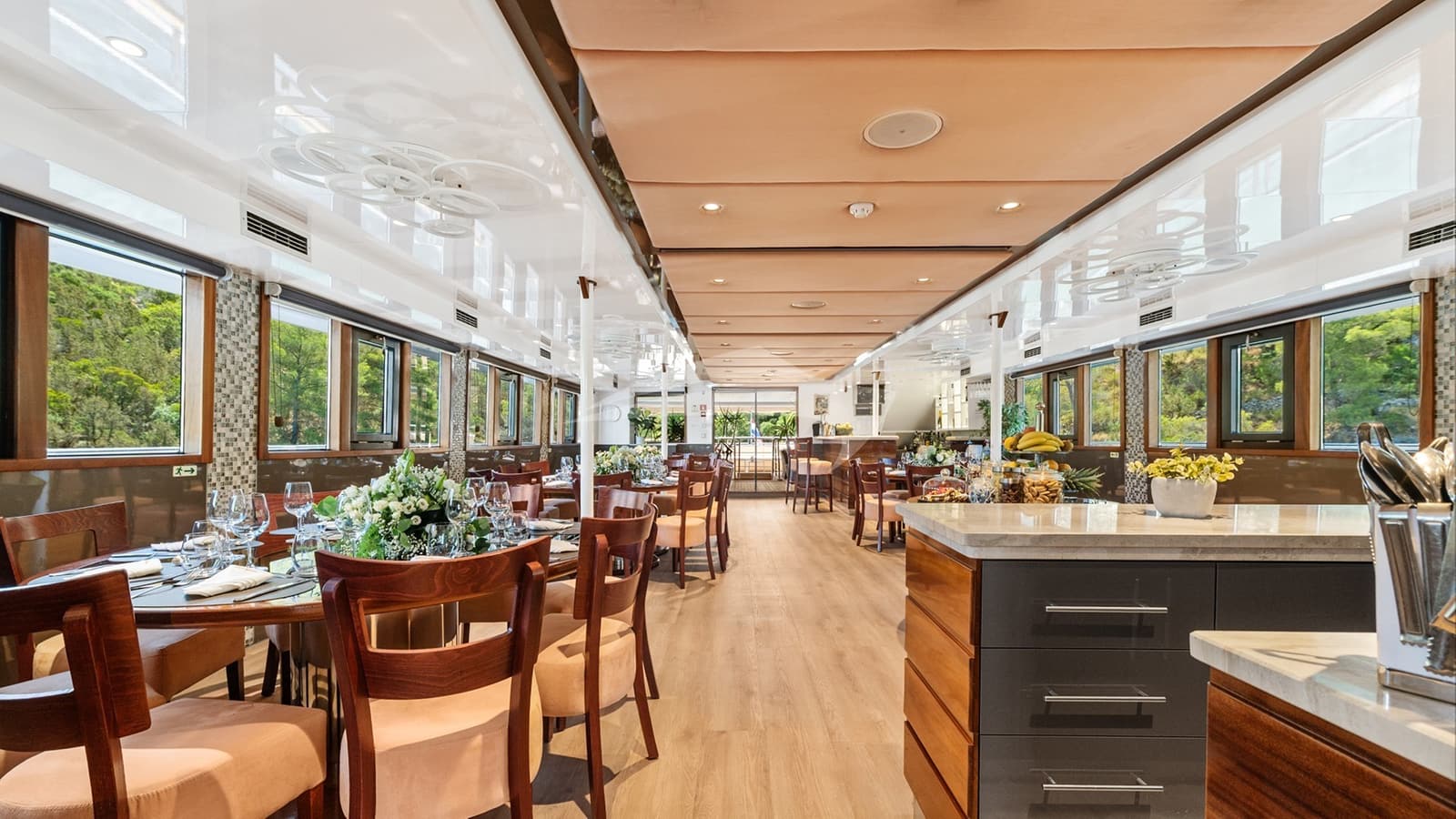 QUEEN ELEGANZA, photo from the yacht portfolio 21