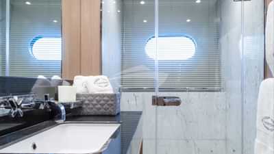 Guest twin stateroom en suite