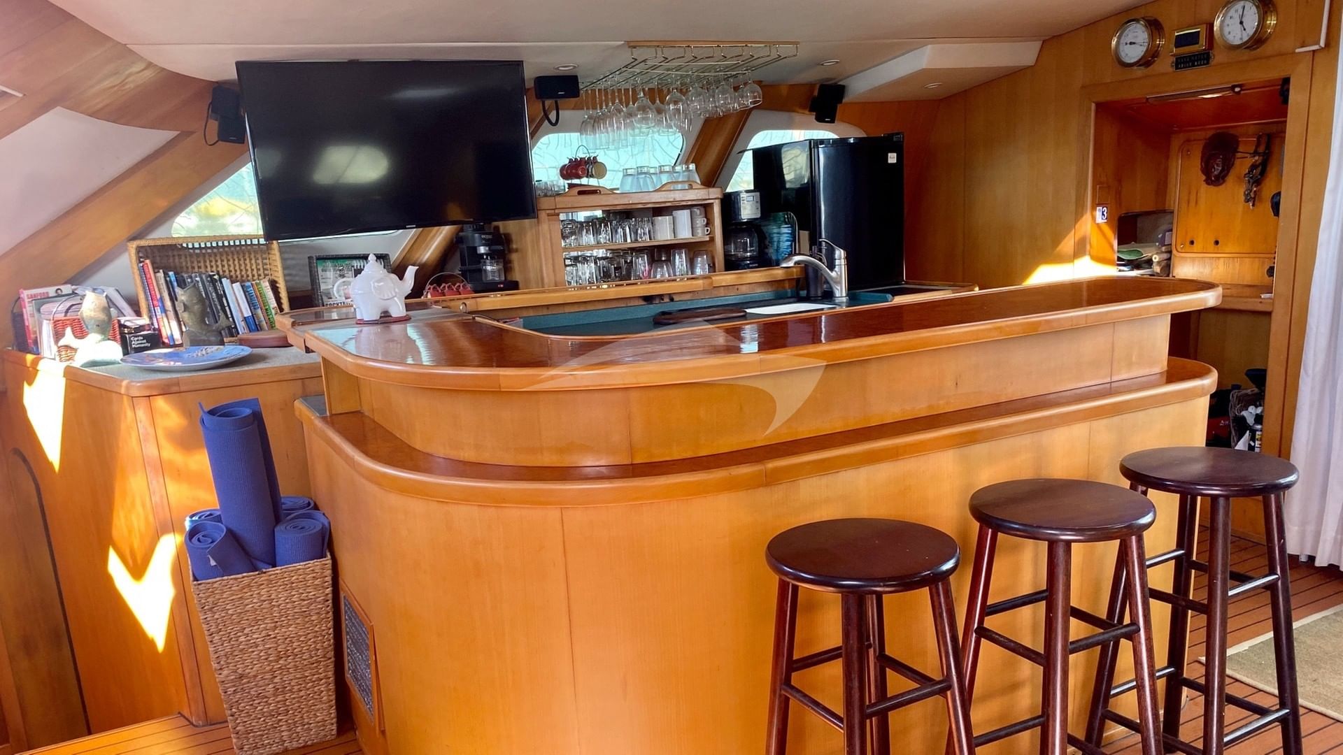 PURA VIDA's convenient bar service area