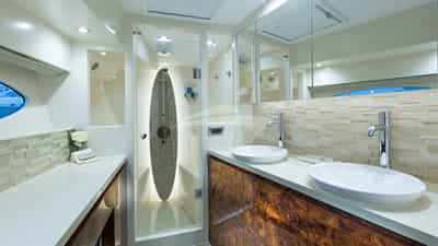 Master guest head and shower